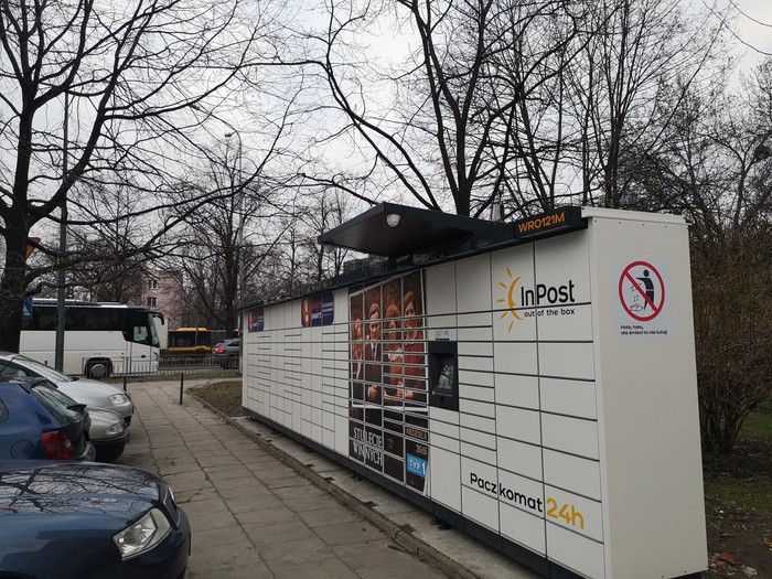 Paczkomat WRO121M Po lewej stronie od szlabanu