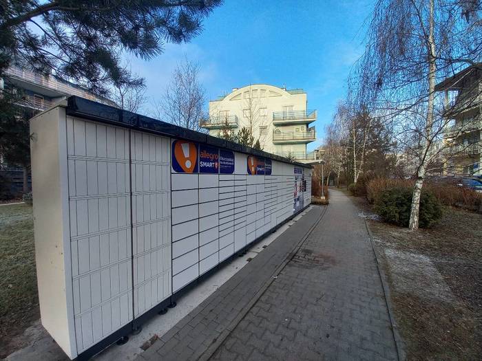 Paczkomat WRO124M Na terenie osiedla