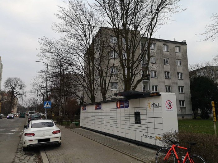 Paczkomat WRO138M Na rogu ulic Racławicka i Jastrzębia