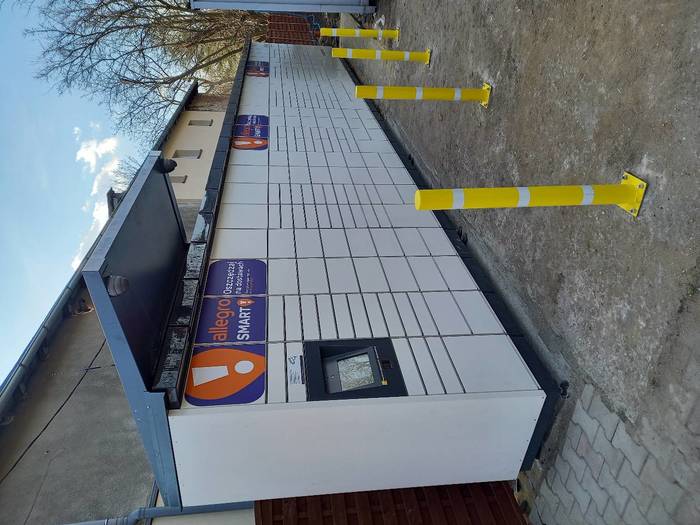 Parcel Locker WRO148M Po lewej stronie od wjazdu na parking.