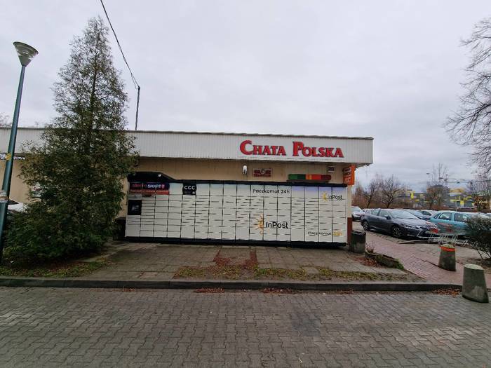 Paczkomat WRO14M Po lewej od strony wejścia.