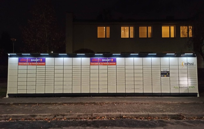 Paczkomat WRO15BAPP Wzdłuż ulicy przy aptece