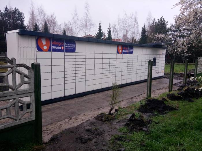 Paczkomat WRO168M Przy skrzyżowaniu ulic Kurpiów/Grota-Roweckiego