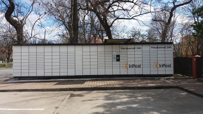 Paczkomat WRO16N Przy parkingu Spółdzielni Mieszkaniowej Rolbud (zwrócony w stronę parkingu)