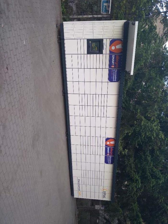 Paczkomat WRO182M parking przy hostelu, dziedziniec wewnętrzny