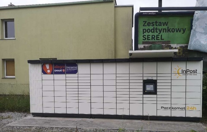 Paczkomat WRO188M Wzdłuż płotu na prywatnej posesji