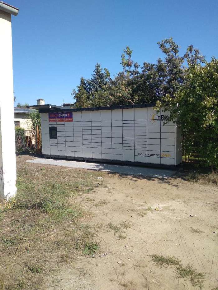 Paczkomat WRO195M Przy Prywatnej Posesji.
