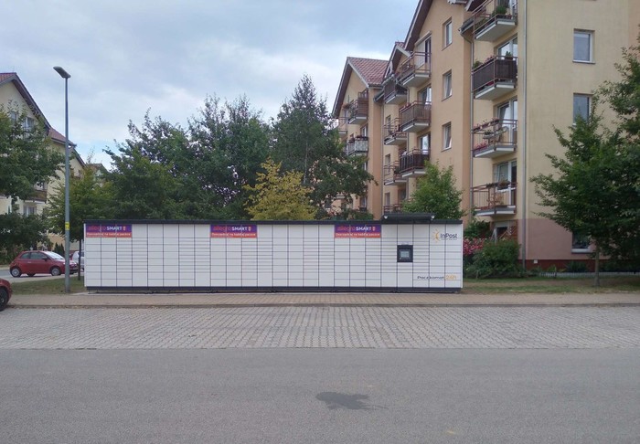 Paczkomat WRO204M Parking obok bloku