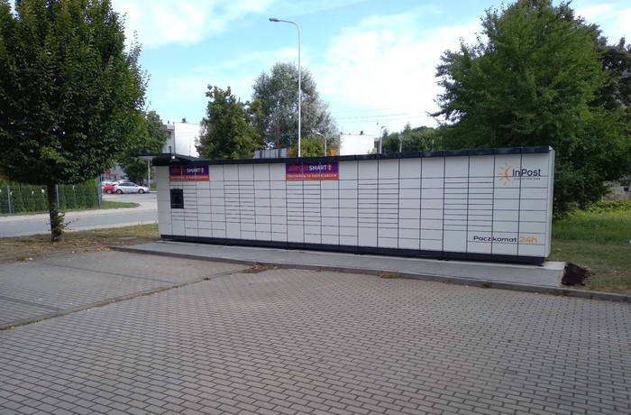 Поштомат WRO205M Parking przed blokiem