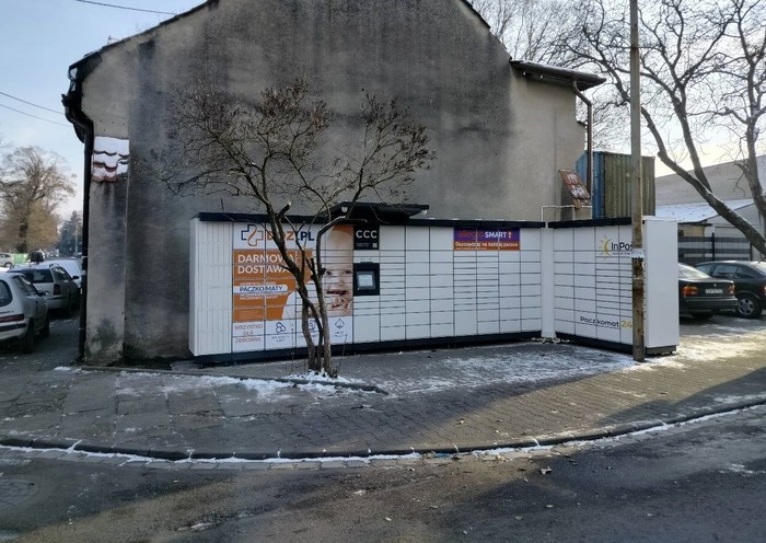 Paczkomat WRO207M Na skrzyżowaniu Rapackiego i Wawrzyniaka