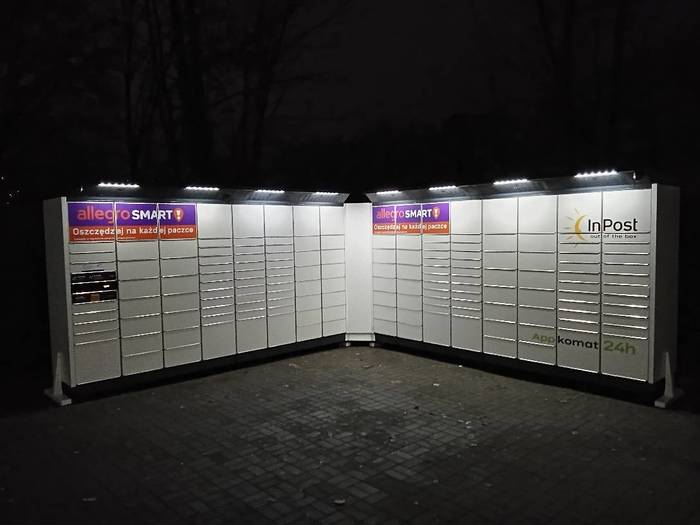 Paczkomat WRO20BAPP na terenie osiedla, dostęp 24/7 tylko przez furtkę od ul. Młodnickiego