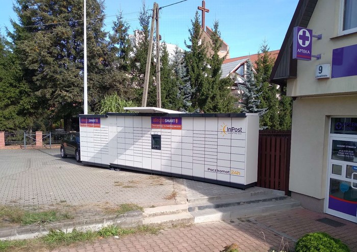Paczkomat WRO213M Wzdłuż płotu