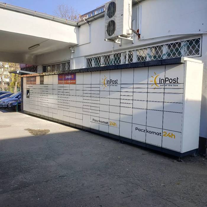 Paczkomat WRO226M Obok sklepu Delikatesy Centrum