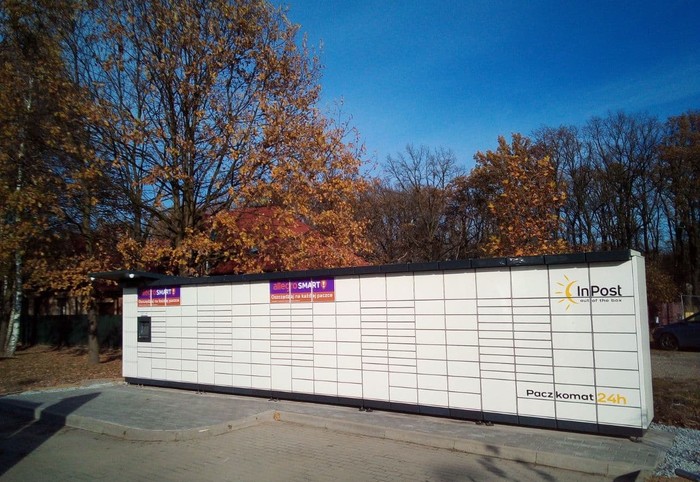 Paczkomat WRO227M Parking obok bloku