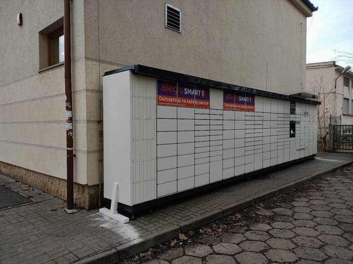 Paczkomat WRO234M boczna ściana sklepu po prawej stronie