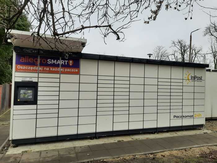 Paczkomat WRO243M Obok Spółdzielni Mieszkaniowej Rolbud (zwrócony tyłem do parkingu)