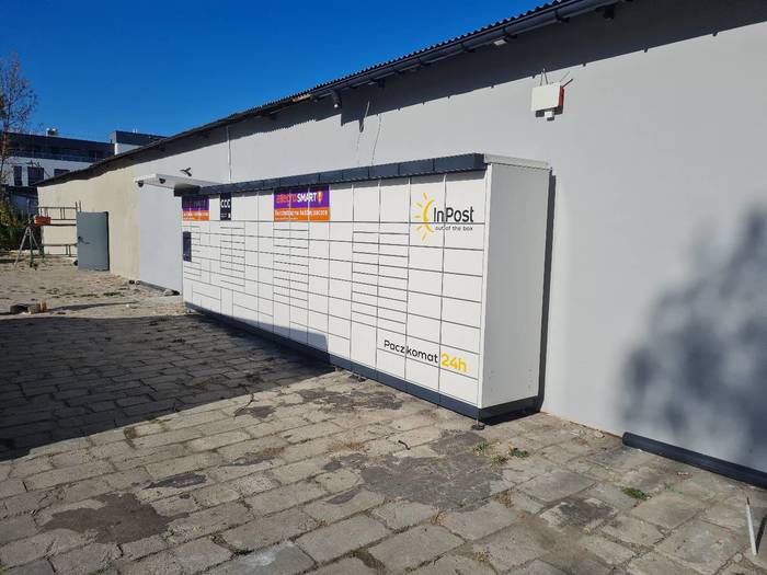 Paczkomat WRO247M przy wjeżdzie na teren po prawej stronie