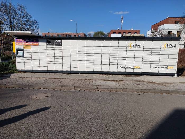Paczkomat WRO249M obok wjazdu na posesję