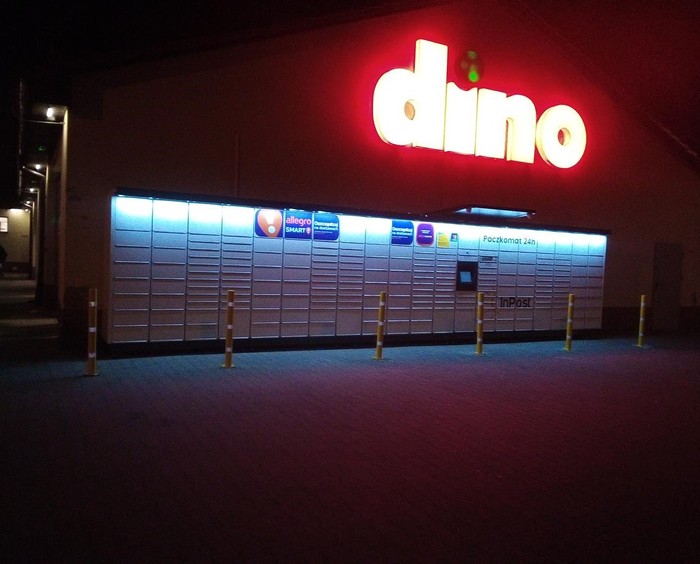 Parcel Locker WRO24M Po prawej stronie od wejścia do marketu