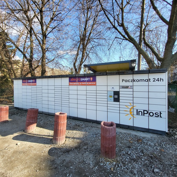 Paczkomat WRO24N Przy parkingu spółdzielni SM Gądów