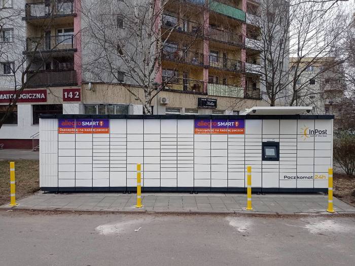 Paczkomat WRO255M Przy wjeździe na parking osiedlowy