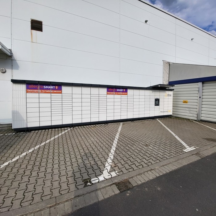 Paczkomat WRO264M Przy parkingu od strony stacji paliw, Paczkomat z lewej strony