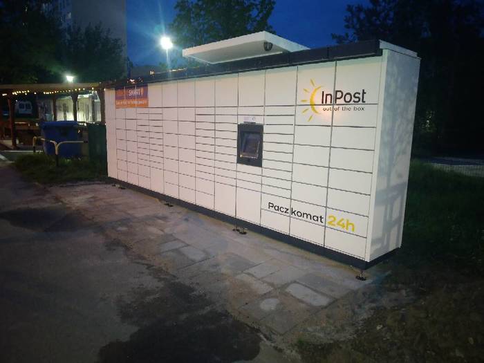 Paczkomat WRO266M Na szczycie bloku od ulicy Litewskiej