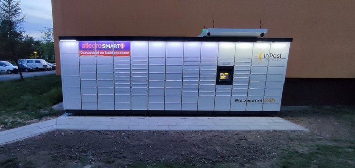 Paczkomat WRO268M Na szczycie bloku przy klatce schodowej nr 107