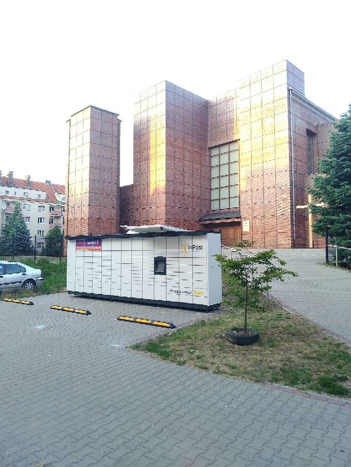 Paczkomat WRO283M Parking przed kościołem św. Stanisława Kostki (od ulicy Przestrzennej)