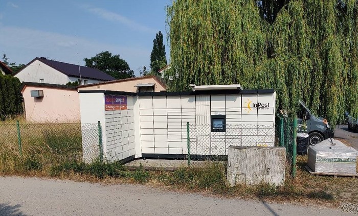 Parcel Locker WRO288M Przy ogrodzeniu.