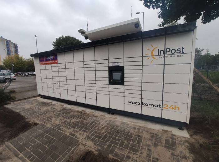 Parcel Locker WRO294M W narożniku parkingu