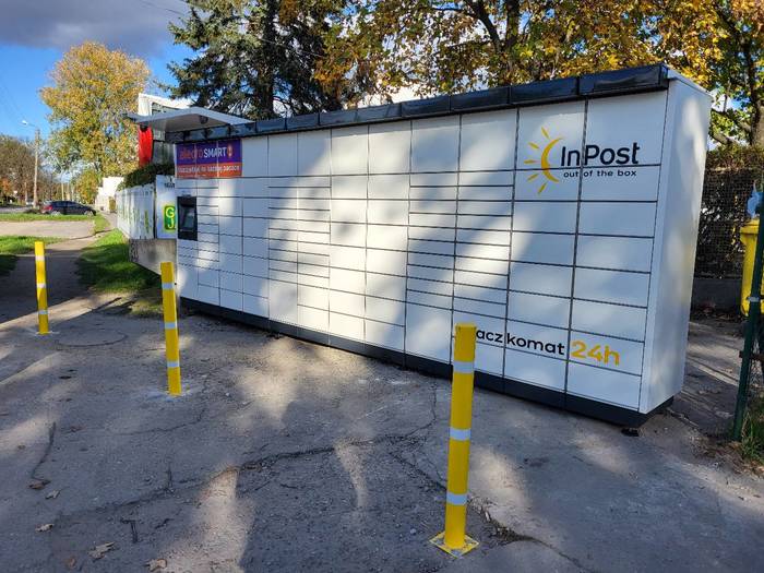 Поштомат WRO296M Przy wjeździe na teren składu budowlanego