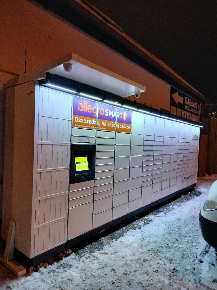 Поштомат WRO304M Po lewej stronie budynku