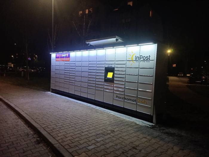 Paczkomat WRO306M Przy miejscach parkingowych z tyłu bloku