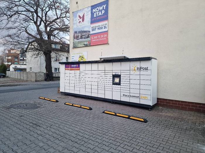 Parcel Locker WRO307M Boczna ściana sklepu spożywczego