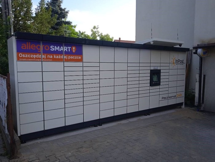Paczkomat WRO320M na posesji Rumiankowa 26, od strony ul. Zagłoby