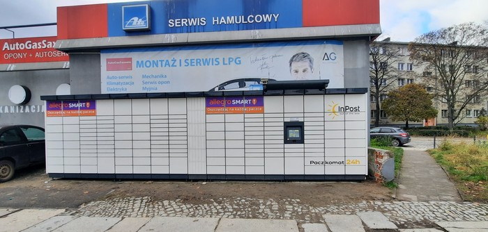 Parcel Locker WRO322M Przy autoserwisie, po prawej stronie od wejścia.