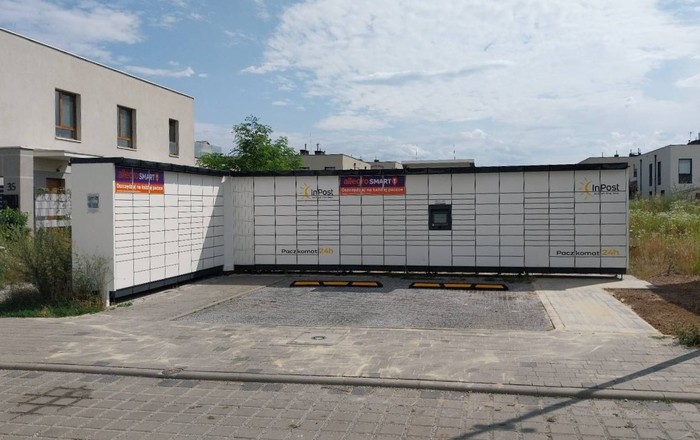 Paczkomat WRO350M Między budynkami