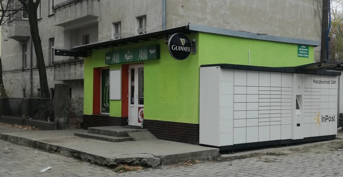 Paczkomat WRO36A Po prawej stronie od wejścia do Sklepu Monopolowego Stalowa 70