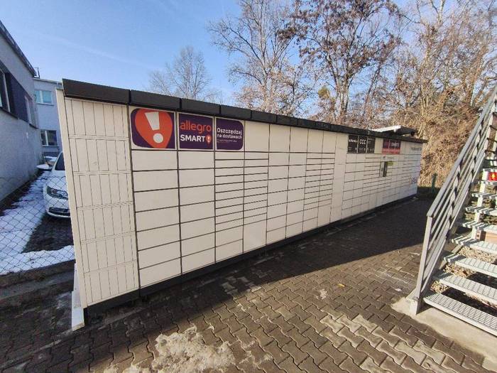 Parcel Locker WRO37N W głębi terenu prywatnego przy płocie