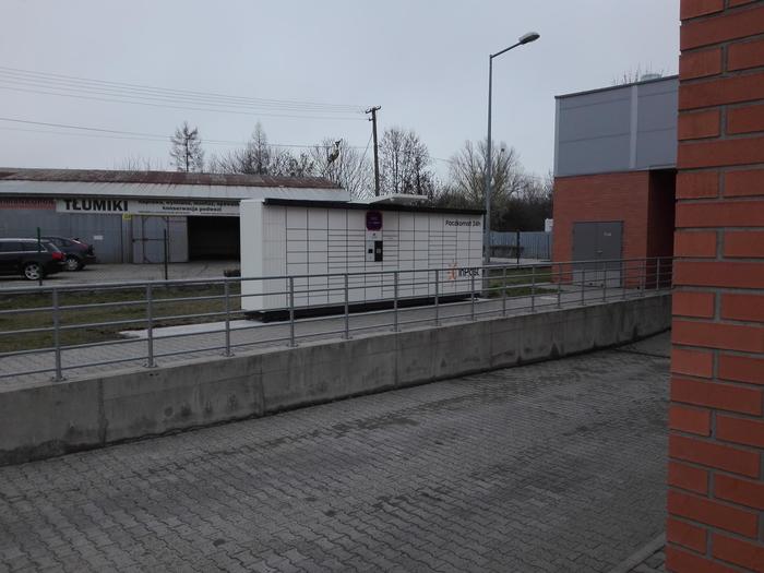 Paczkomat WRO38N Przy sklepie Netto, niedaleko wjazdu na parking