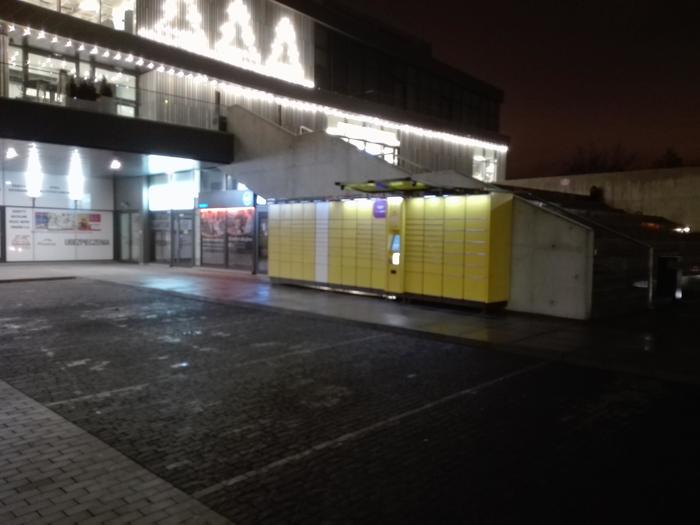 Paczkomat WRO39A Przy sklepie zoologicznym AnimaleSano (od ul. Inżynierskiej).