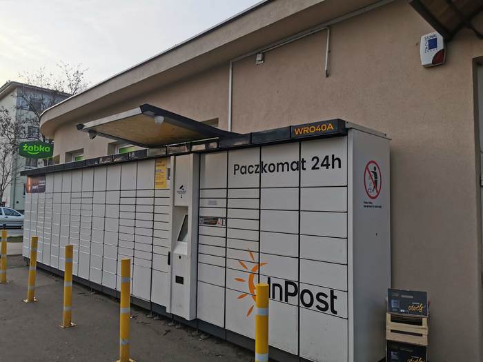 Paczkomat WRO40A Po prawej stronie od wejścia do sklepu Żabka