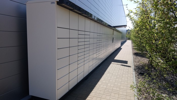 Paczkomat WRO43N Po prawej stronie od wejścia do sklepu Castorama