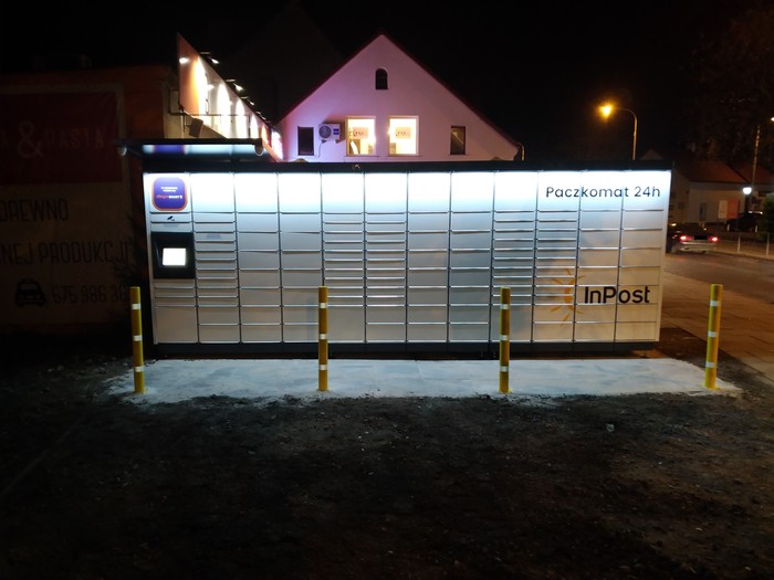 Paczkomat WRO47M Przed sklepem ToMa