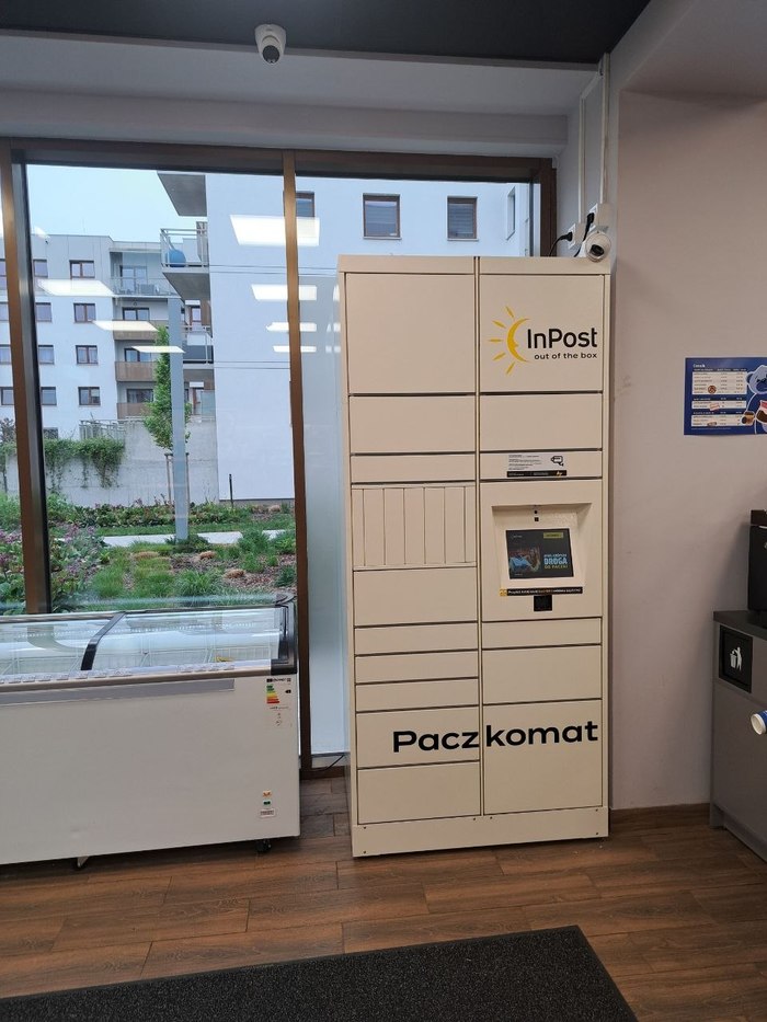 Paczkomat WRO52HP W sklepie spożywczym Blumiś