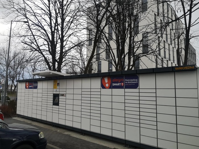 Paczkomat WRO52M Przy parkingu sklepu Lidl