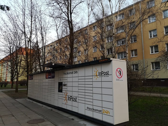 Paczkomat WRO67M Na terenie Spółdzielni Mieszkaniowej Huby