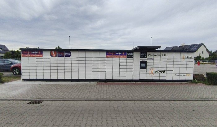 Paczkomat WRO68M Przy parkingu na ulicy Modelskiego