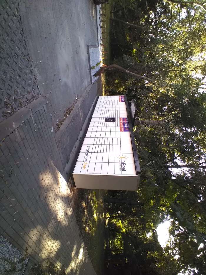 Paczkomat WRO74M Na parkingu przy Lidlu
